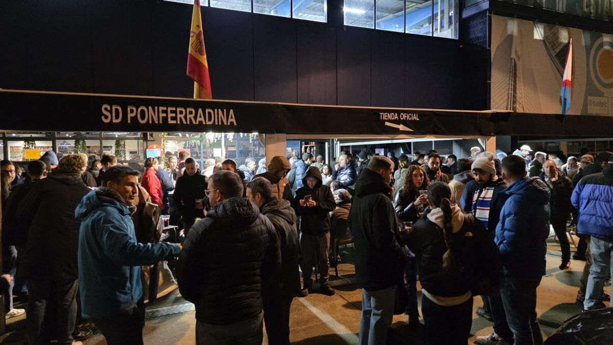 Aficionados de la Ponfe en el Bar El Toralín esperando el partido