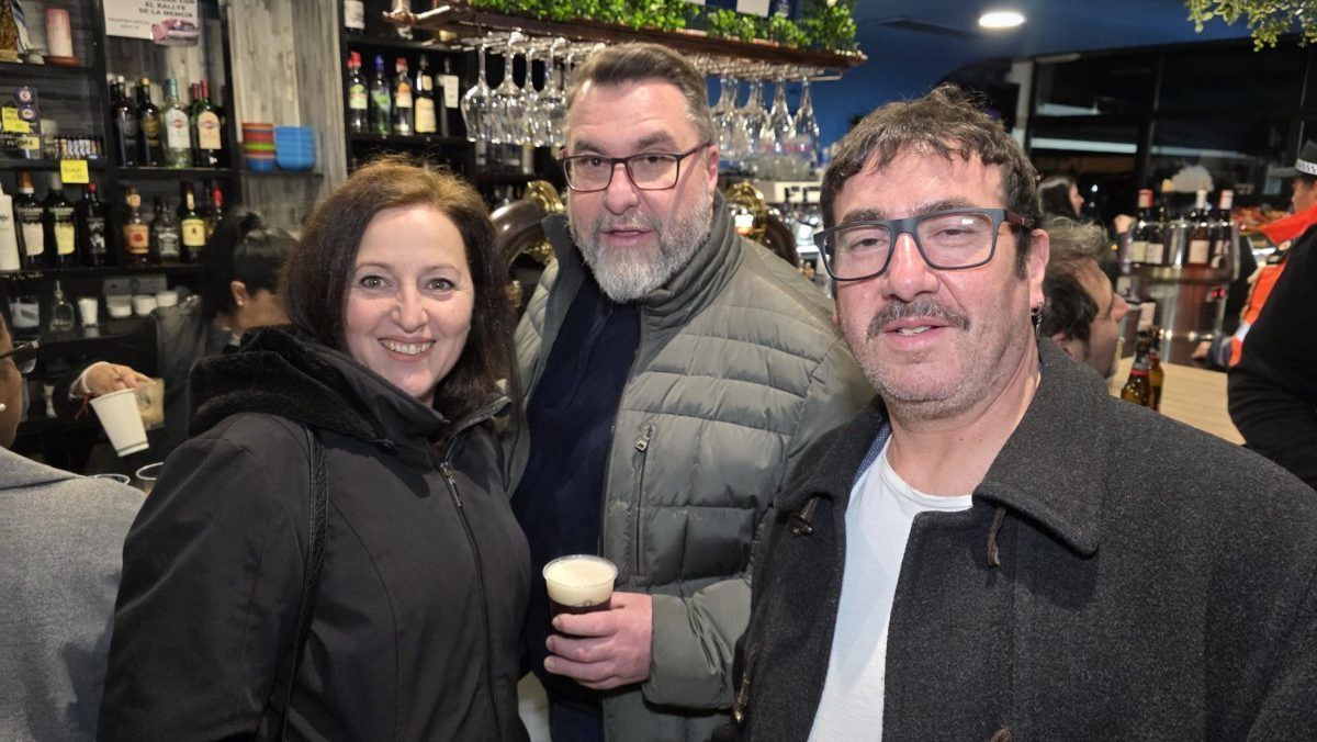 Grupo de personas disfrutando en el Bar El Toralín durante un evento