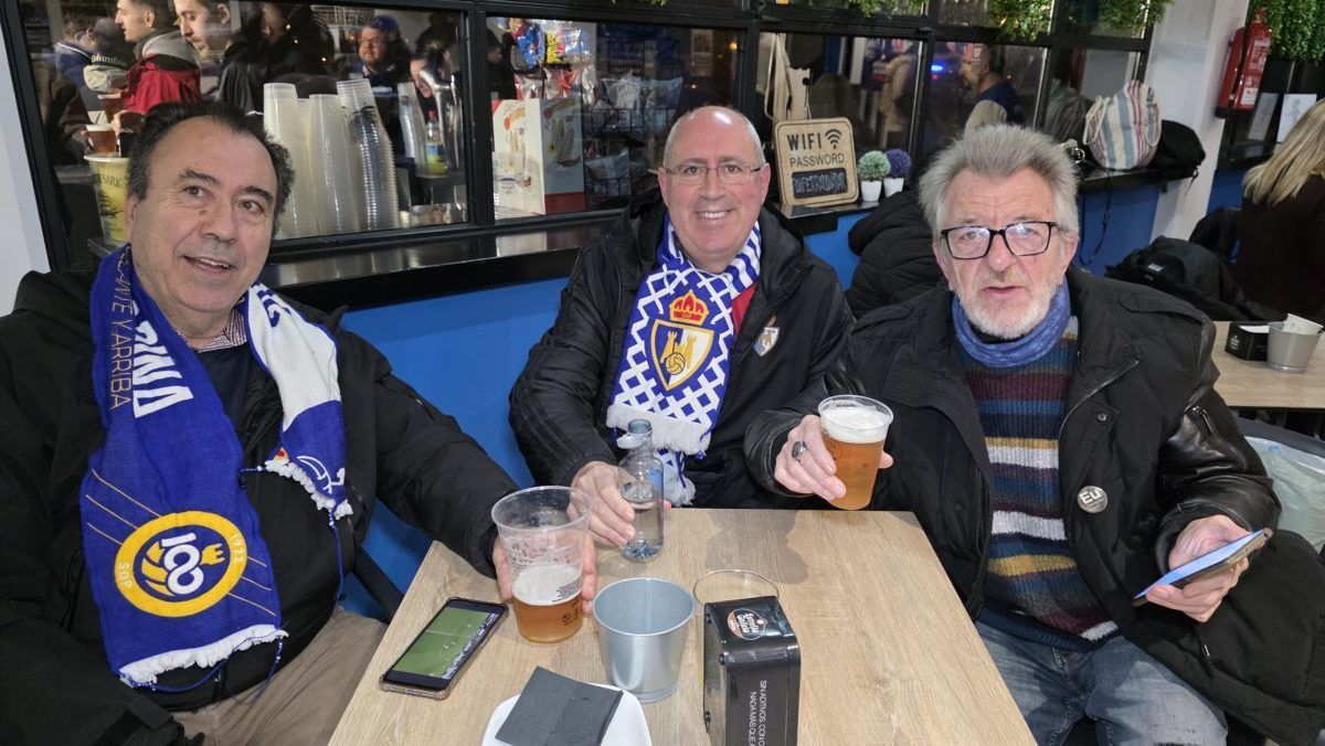 Tres aficionados de la Ponfe en el Bar El Toralín disfrutando de una bebida