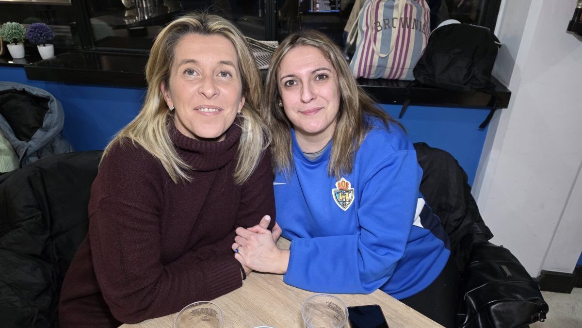 Dos mujeres sonriendo en el Bar El Toralín durante un evento de la Ponfe.
