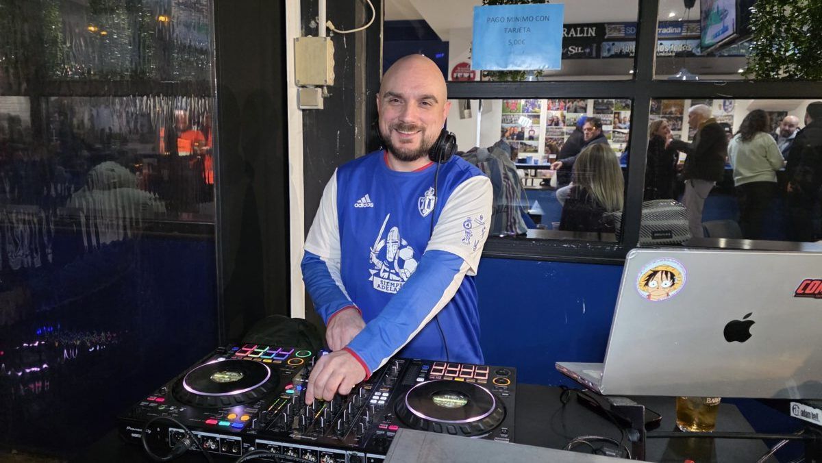 Un DJ animando la afición en el Bar El Toralín durante un evento.
