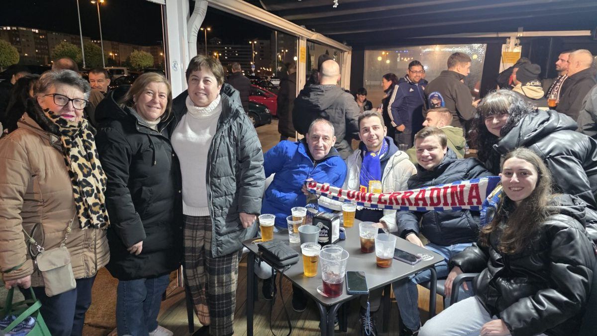 Grupo de aficionados de la Ponfe en el Bar El Toralín disfrutando de la noche.