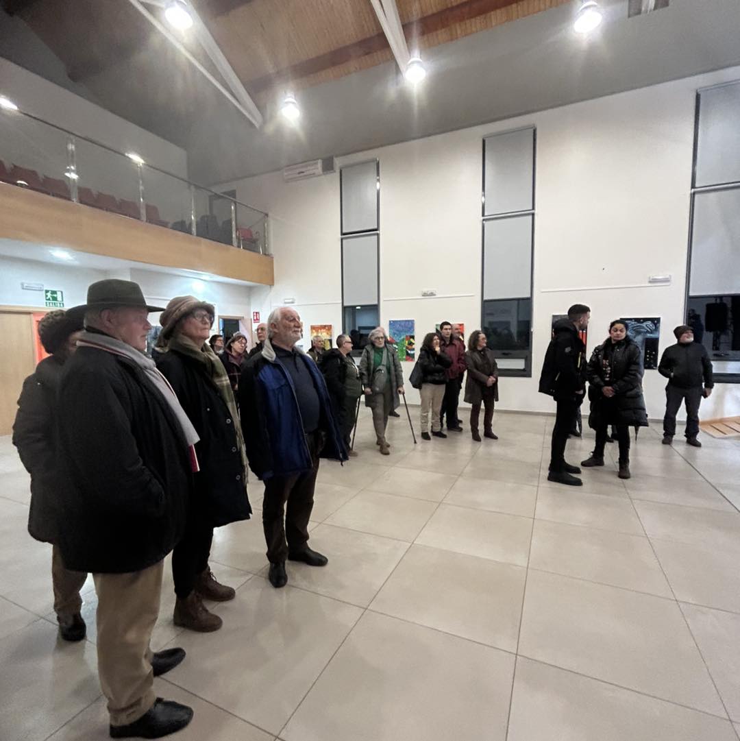 Asistentes observando la exposición 'Puertas' de Manuel Álvarez Robles en Arganza.
