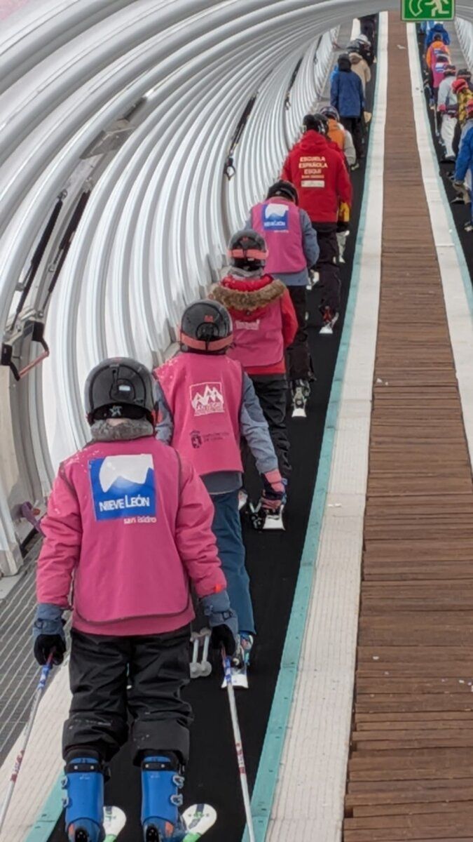 Grupo de jóvenes esquiadores en una pista de esquí