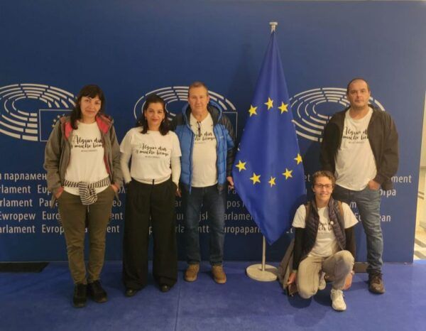 Representantes de OncoBierzo en el Parlamento Europeo con bandera de la UE