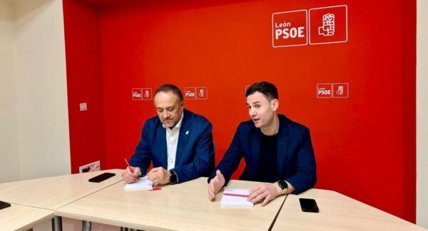 Reunión del PSOE de León con miembros discutiendo sobre políticas autonómicas
