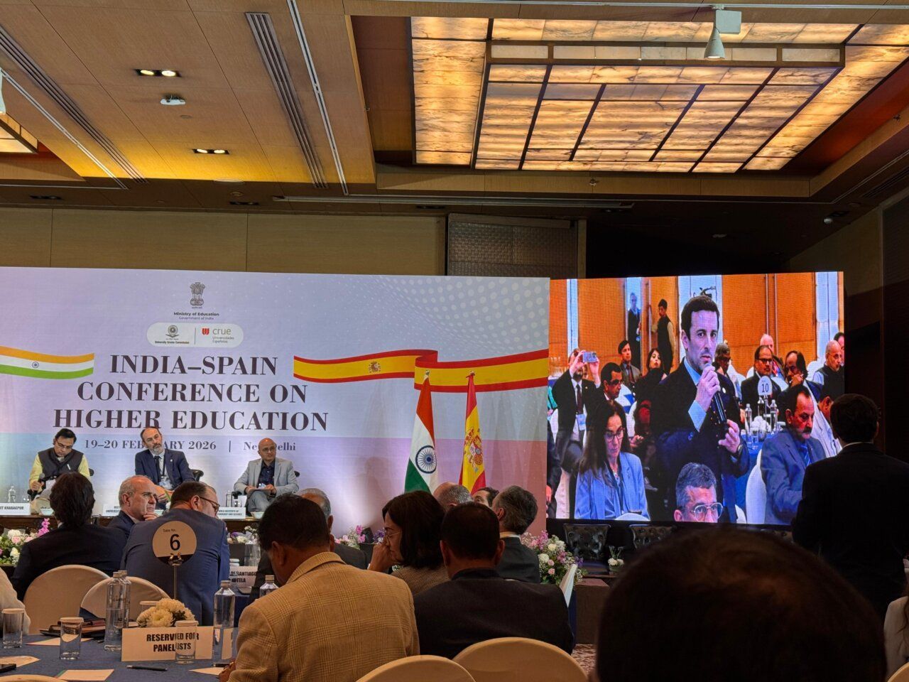Conferencia sobre educación superior entre India y España con participantes en el panel.