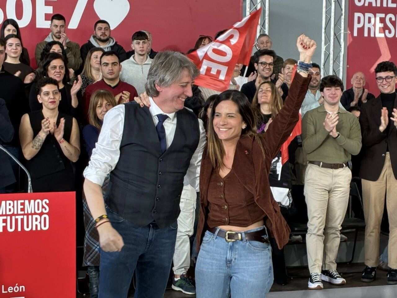 Pedro Sánchez y candidato del PSOE en mitin en Ponferrada