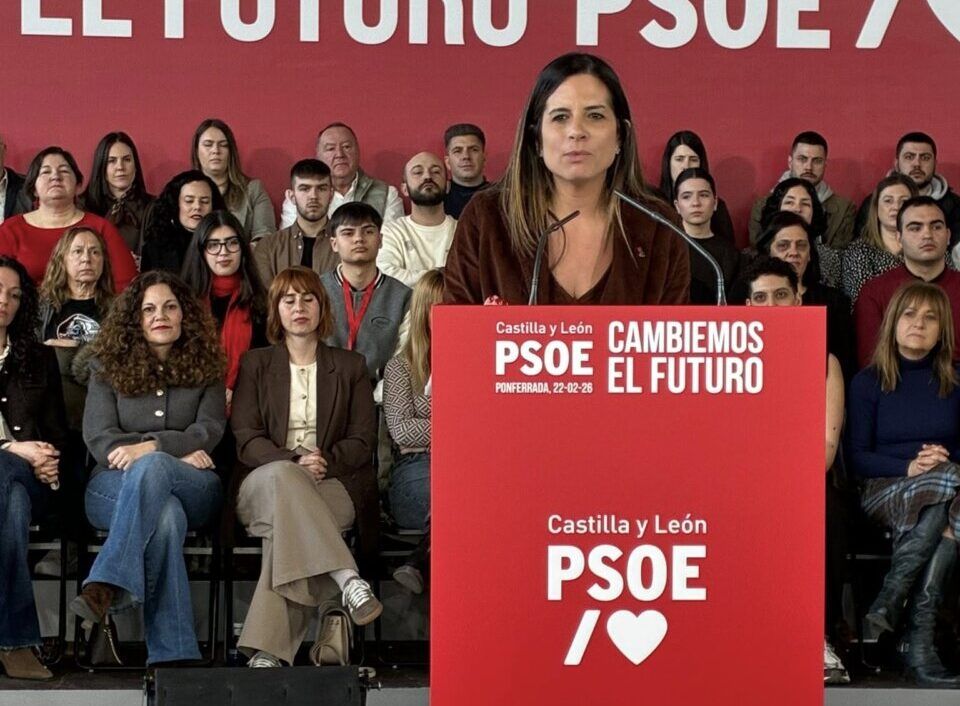 Pedro Sánchez durante un mitin en Ponferrada con público presente