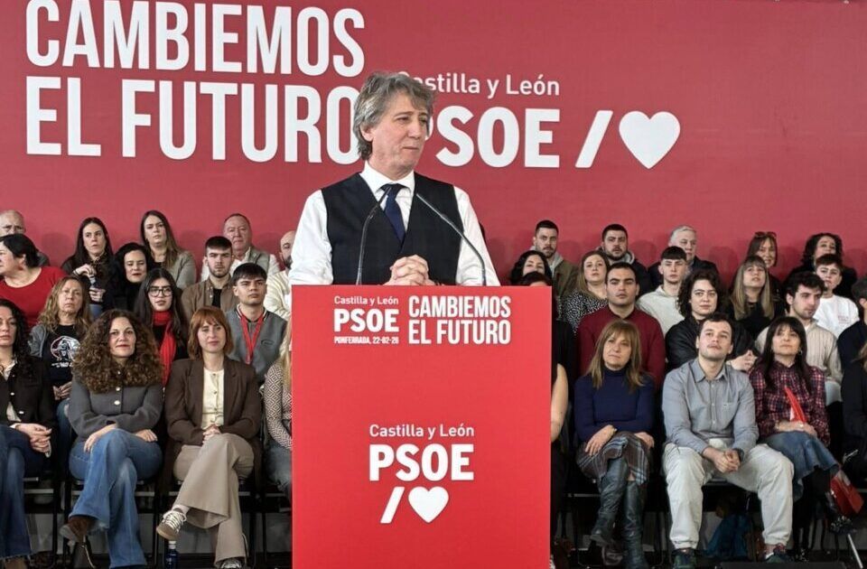 Pedro Sánchez hablando en un mitin del PSOE en Ponferrada