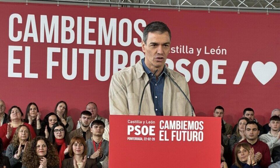 Pedro Sánchez hablando en un mitin del PSOE en Ponferrada