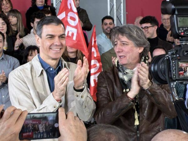 Pedro Sánchez aplaudiendo en un mitin en Ponferrada con seguidores