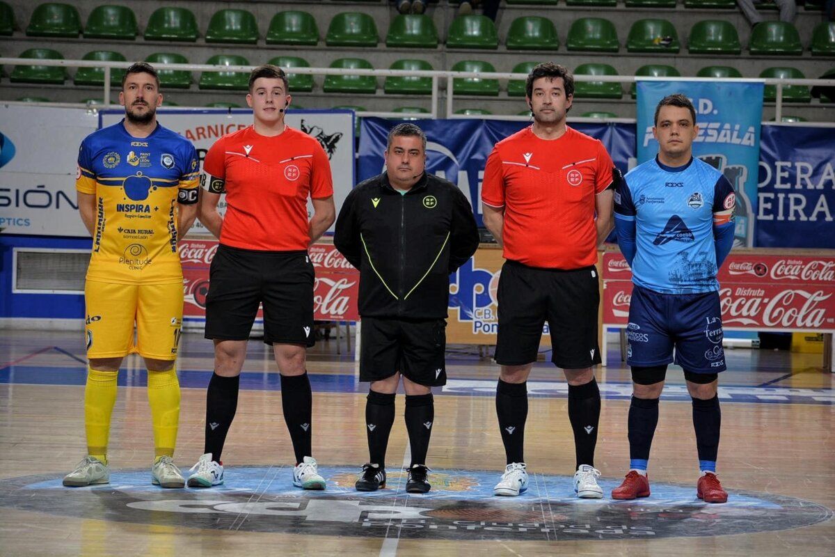 Jugadores y árbitros posando antes del partido de fútbol sala entre Ponfesala y Villaquilambre.