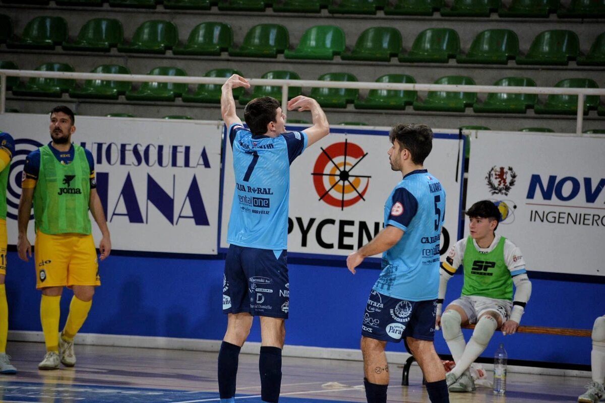 Jugadores del Ponfesala celebrando un gol en un partido de fútbol sala
