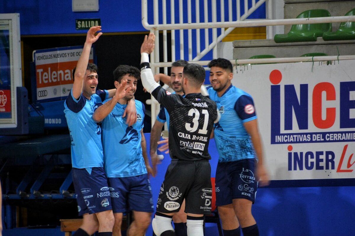 Jugadores del Ponfesala celebrando un gol en un partido de fútbol sala