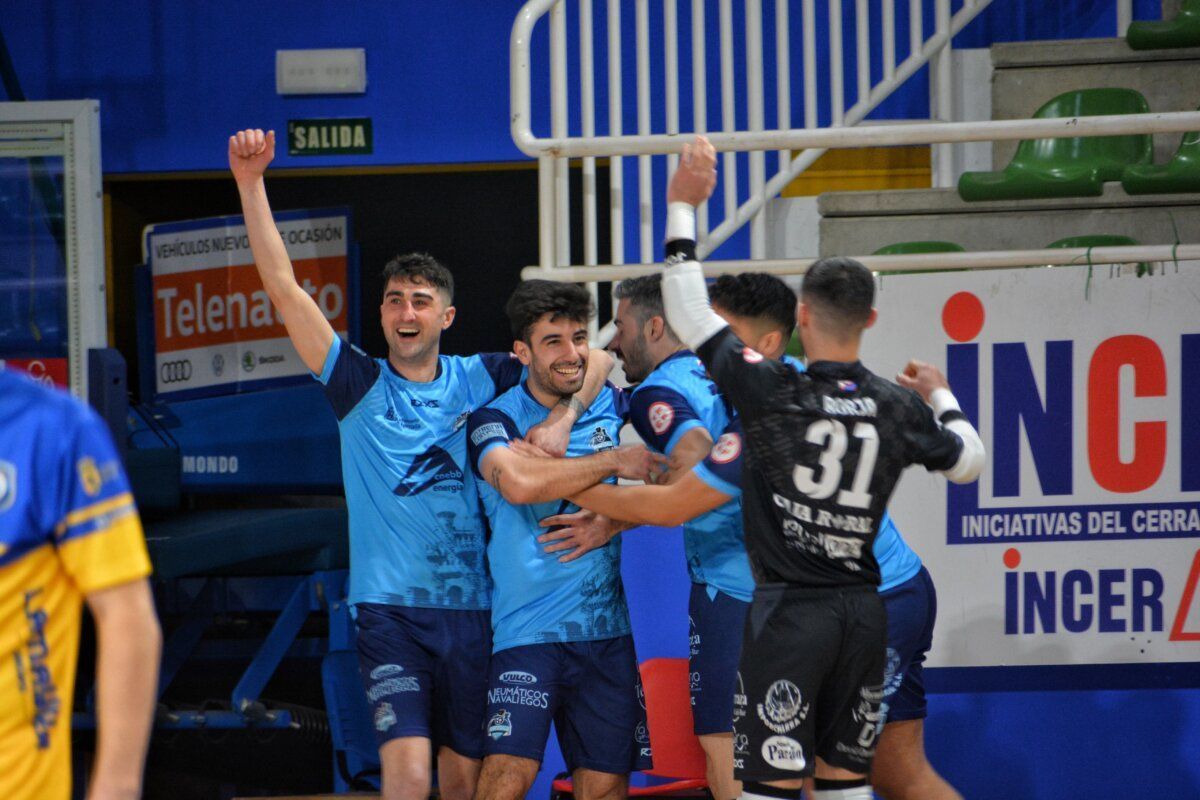 Jugadores del Ponfesala celebrando un gol en el derbi contra Villaquilambre