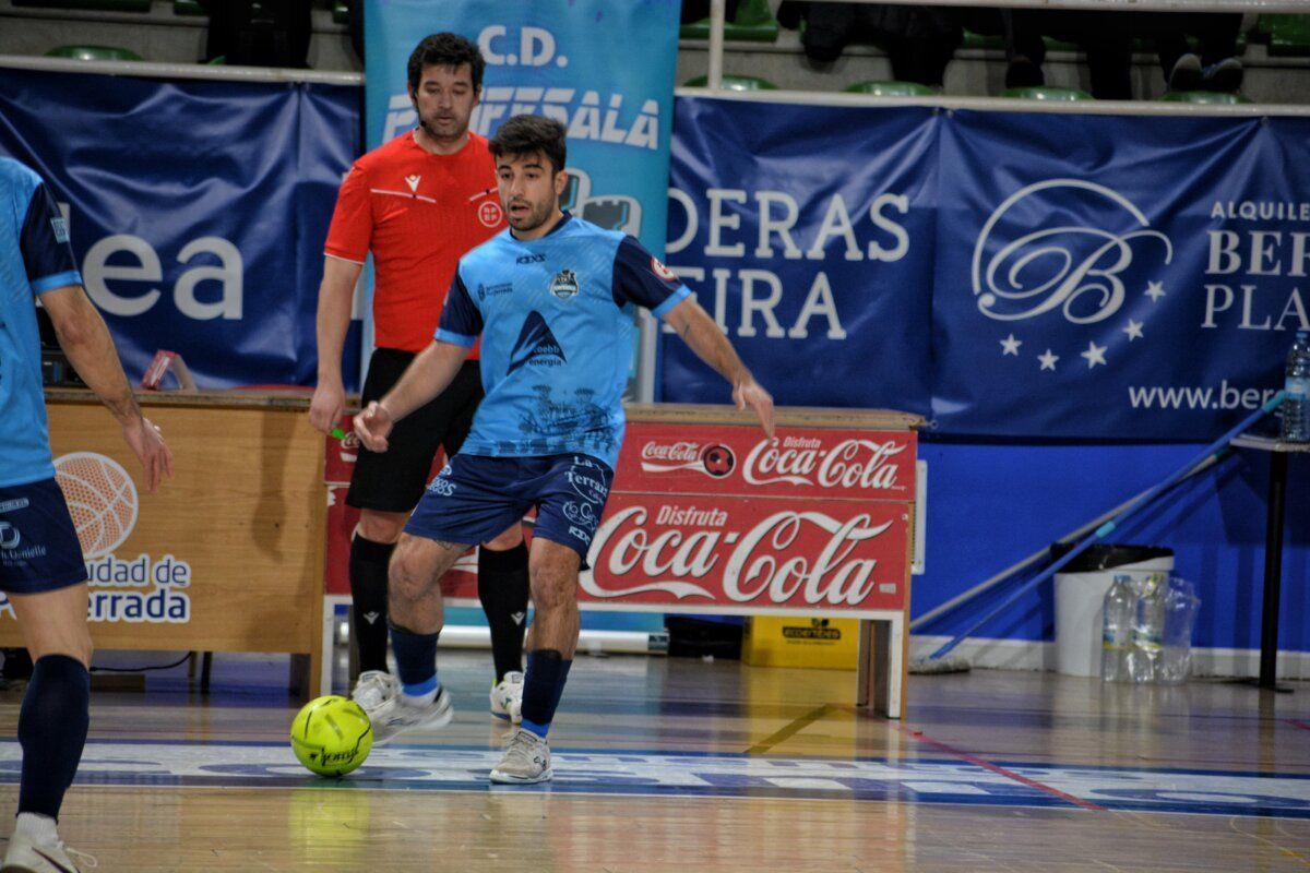 Jugador del Ponfesala en acción durante un partido de fútbol sala