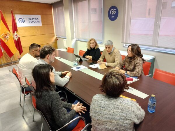 Reunión del Partido Popular con representantes de las AMPAS en una sala de reuniones