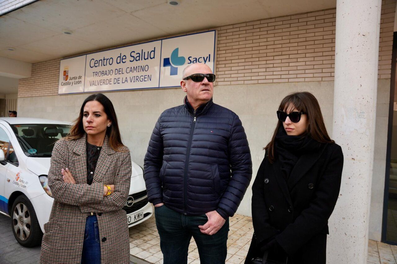 Personas en la entrada del Centro de Salud en San Andrés