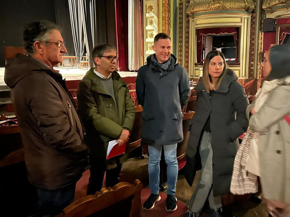 Reunión en el Teatro Emperador con representantes del Ayuntamiento de León