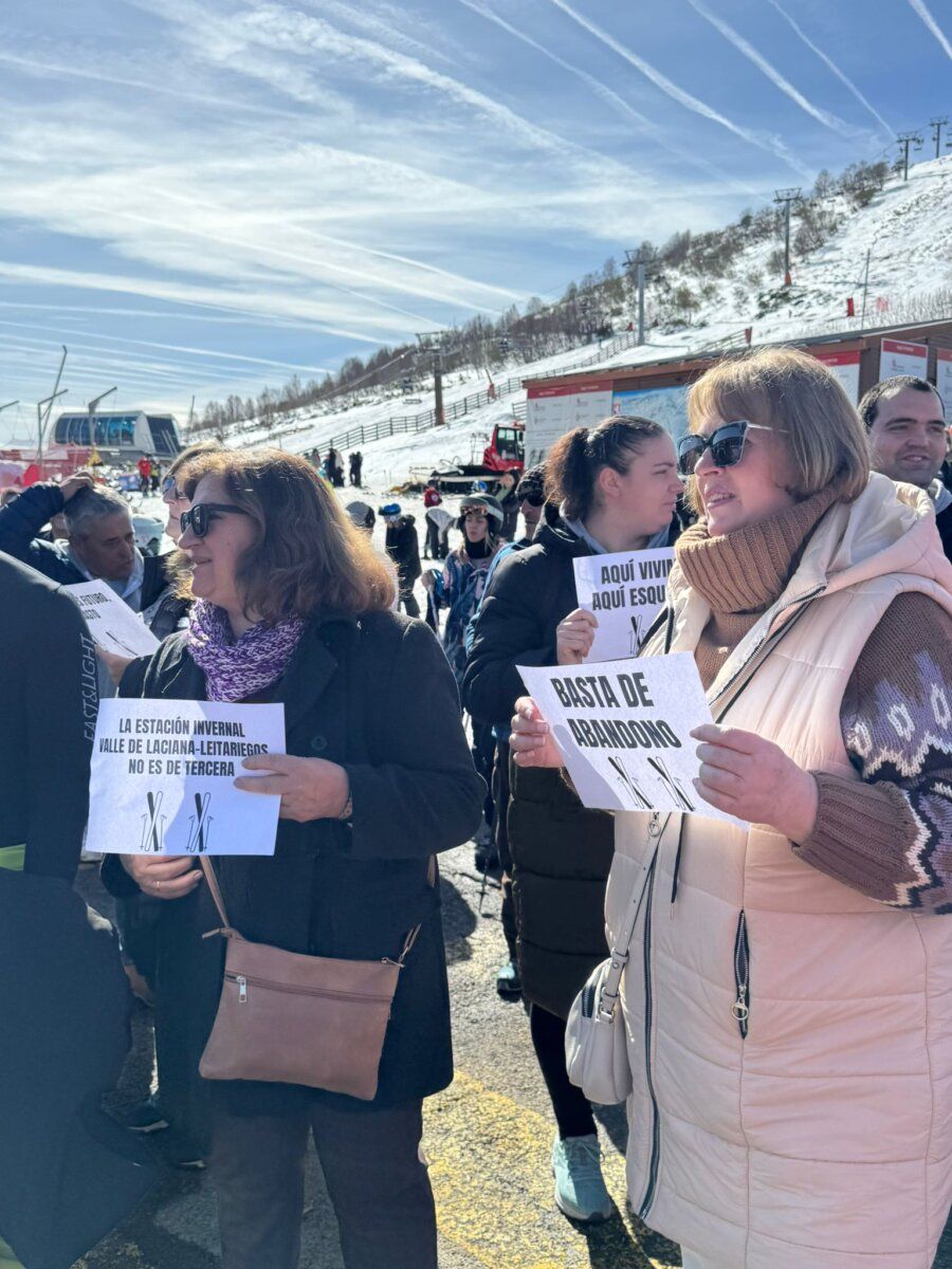 Protesta en la estación invernal Valle de Laciana-Leitariegos con pancartas