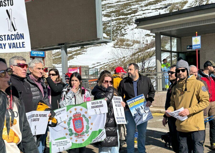 Manifestantes sosteniendo pancartas en la estación invernal de Laciana-Leitariegos