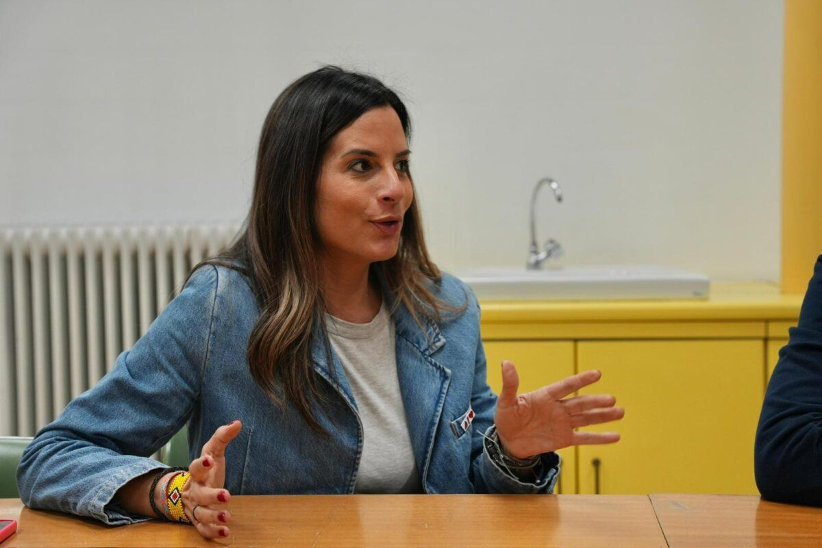 Mujer hablando en una reunión sobre educación en Villablino