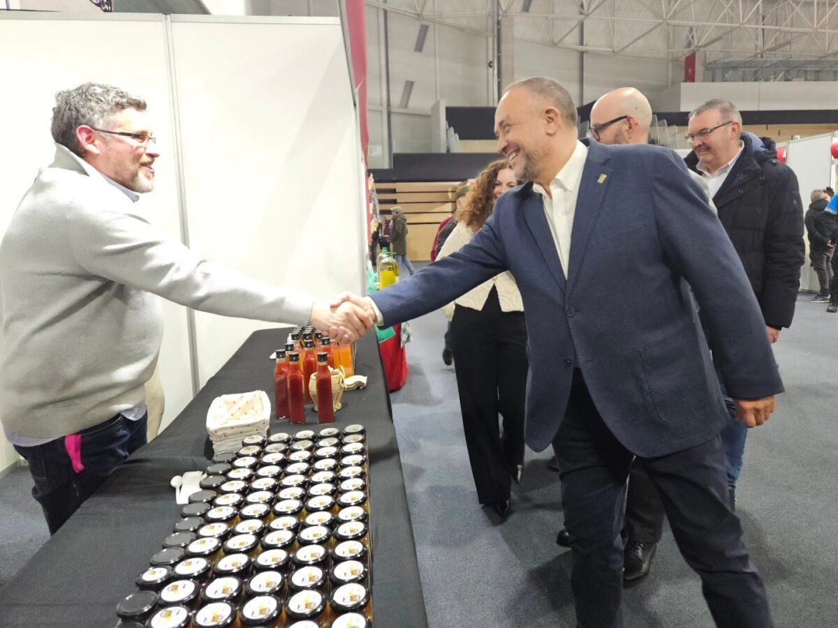 Inauguración de la XXVI Feria Agroalimentaria en Bembibre con autoridades locales.