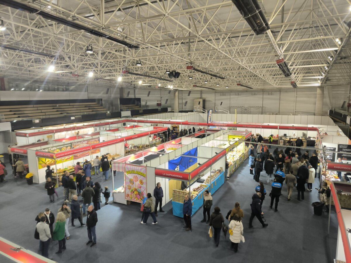 Vista general de la XXVI Feria Agroalimentaria en Bembibre con expositores y visitantes.