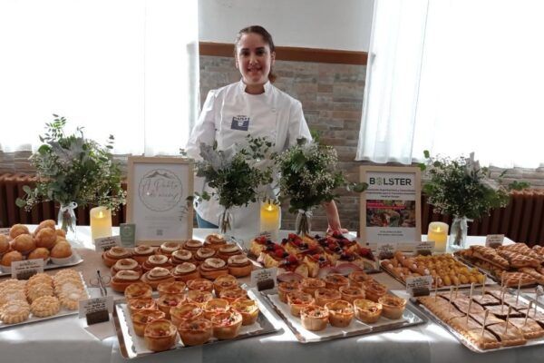 Mesa con variedad de dulces y pasteles de A Punto de Nieve