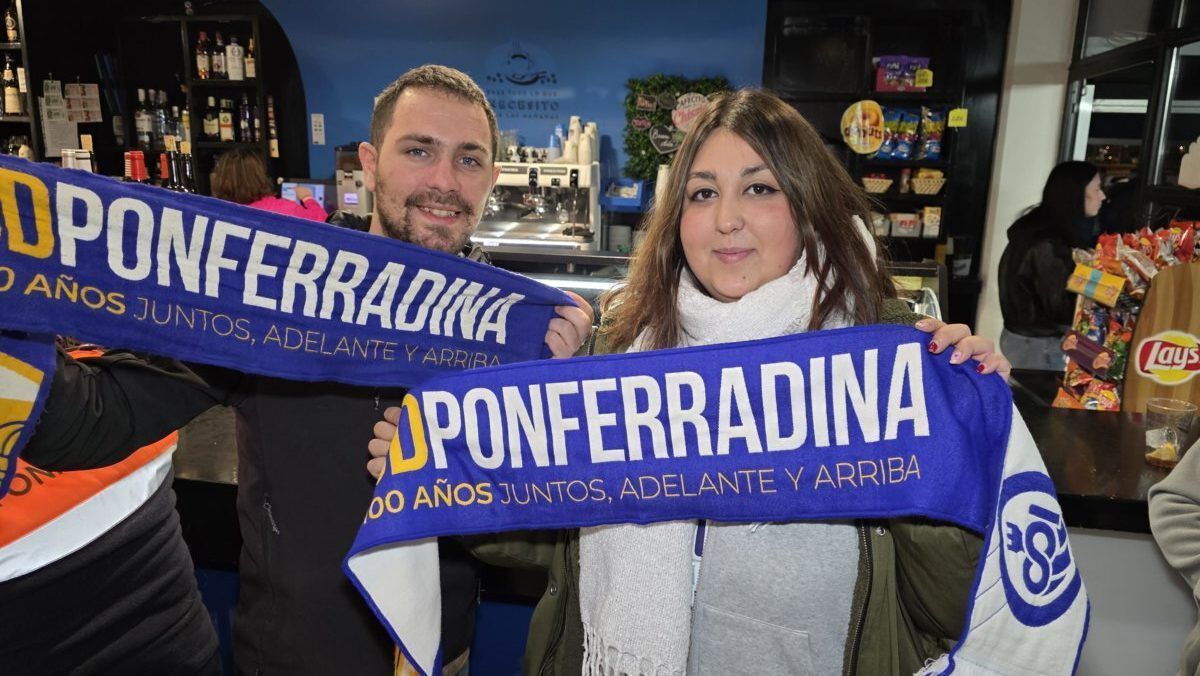 Aficionados de la Ponferradina en el Bar El Toralín mostrando bufandas