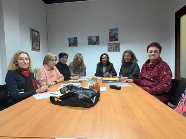 Reunión de mujeres en una mesa discutiendo sobre derechos humanos