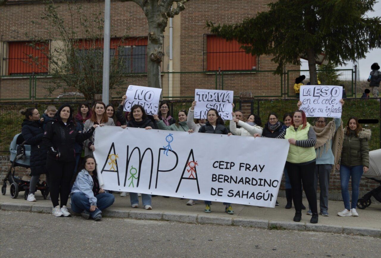 Concentración de AMPAs en CEIP Fray Bernardino de Sahagún con pancartas