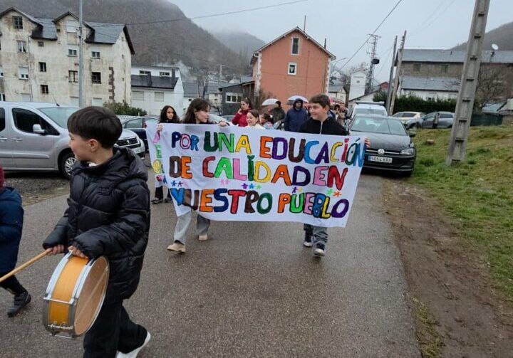 Concentración de AMPAs en un centro educativo con pancarta sobre educación