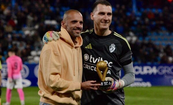 Andrés Prieto recibiendo el premio MVP en El Toralín
