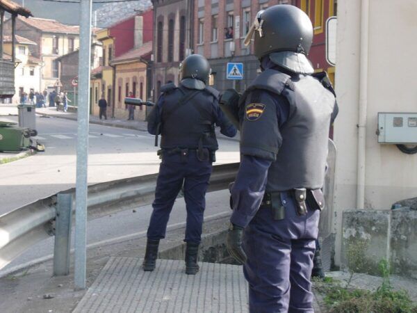 Agentes antidisturbios de la UIP en una calle de León