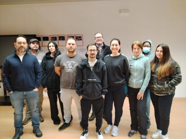 Grupo de participantes del programa Arganza Visible II en una sala