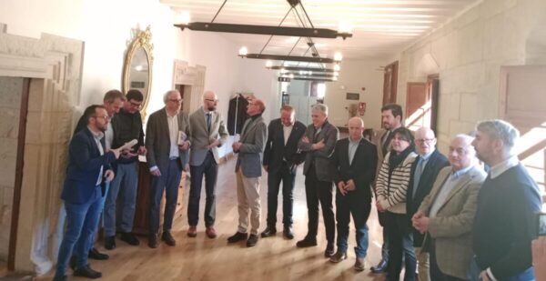Reunión de la Agrupación de Municipios Mineros en un salón