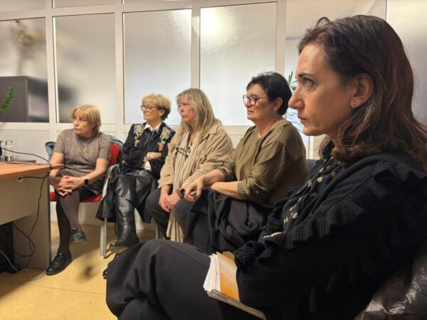 Reunión de la Asociación Leonesa Simone de Beauvoir para discutir violencia de género