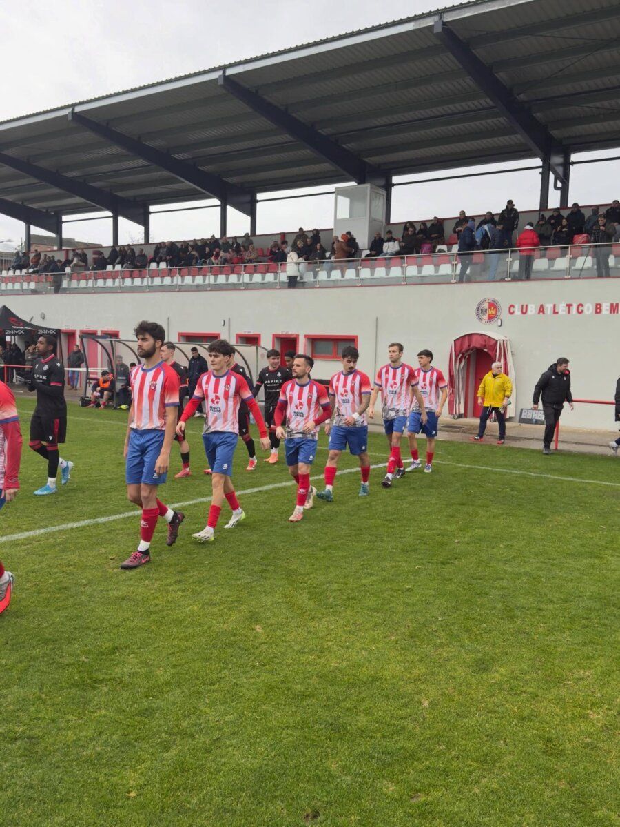 Jugadores del Atlético Bembibre entrando al campo en un partido