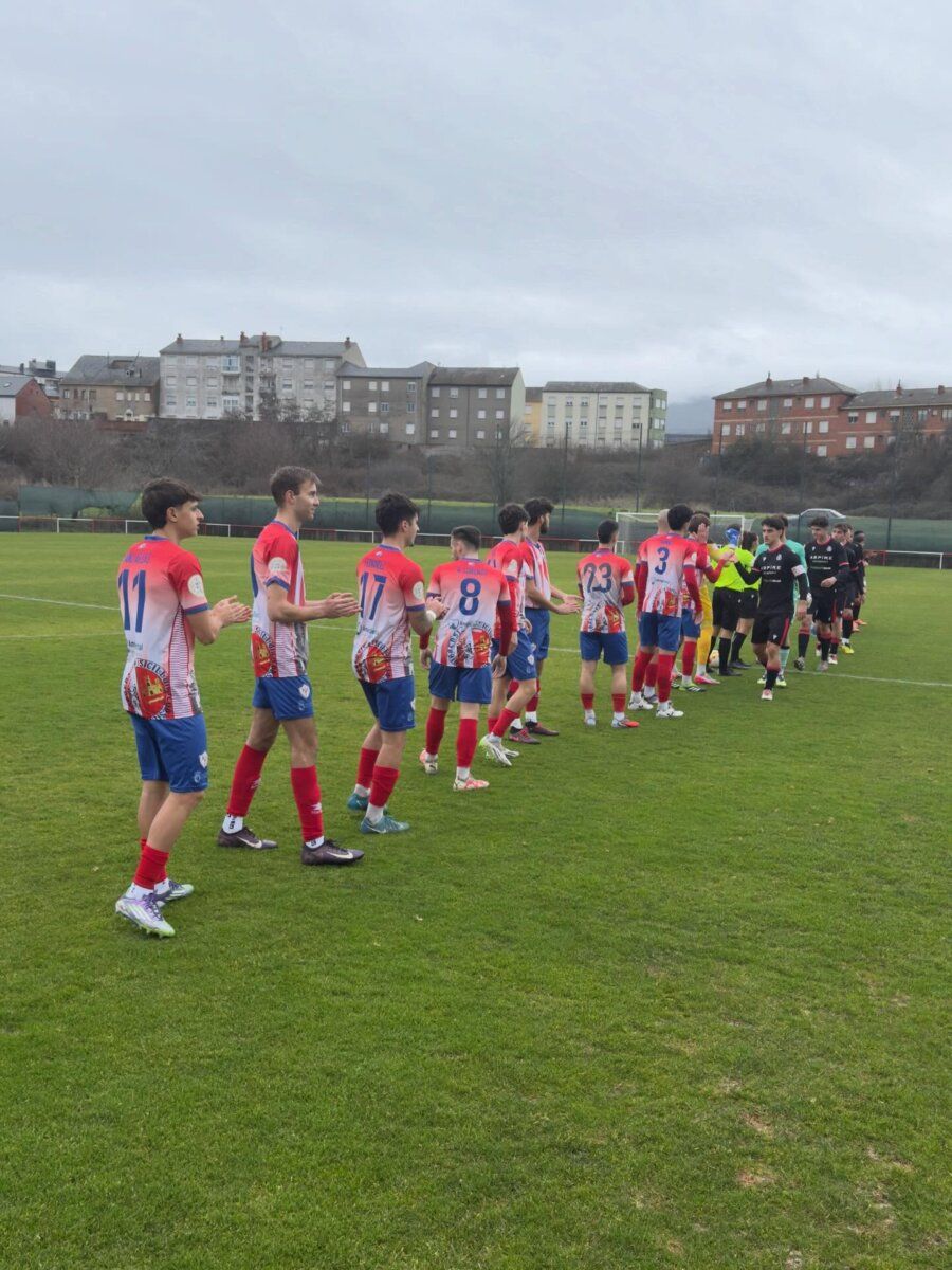 Jugadores del Atlético Bembibre saludando antes del partido