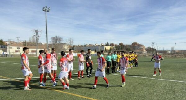 Jugadores del Atlético Bembibre en el campo de fútbol durante un partido
