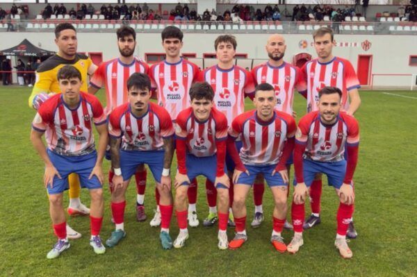 Jugadores del Atlético Bembibre posando en el campo antes del partido