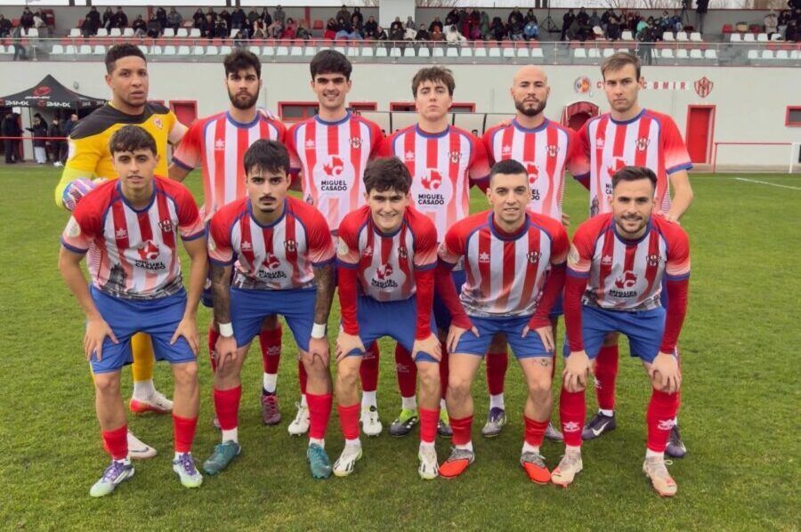 Jugadores del Atlético Bembibre posando en el campo antes del partido