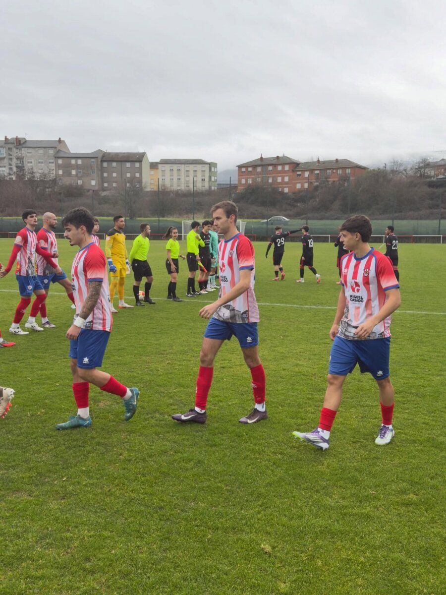 Jugadores del Atlético Bembibre en el campo antes del partido