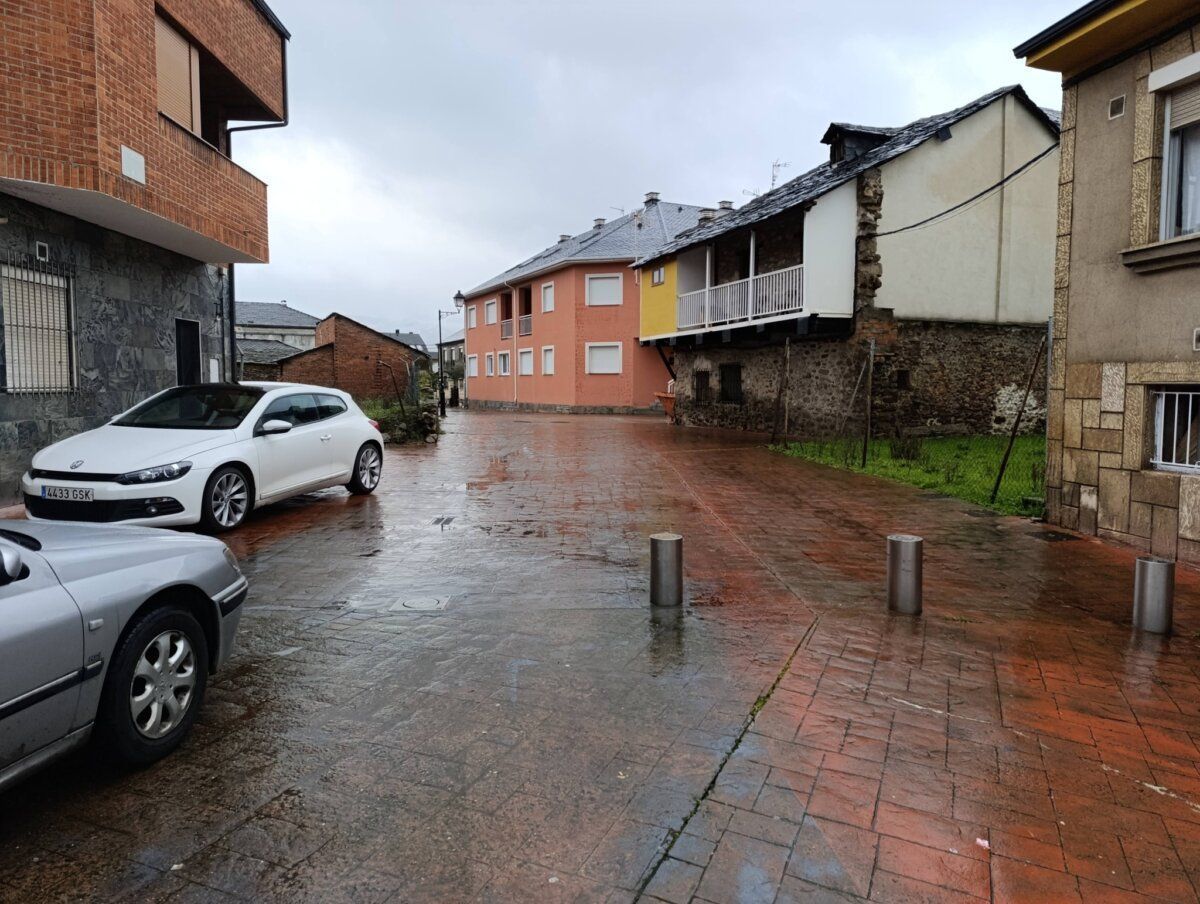 Calle Entrambasaguas en Santo Tomás de las Ollas con coches estacionados.