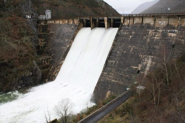 Suelta de agua en el embalse de Las Rozas, río Sil en aumento