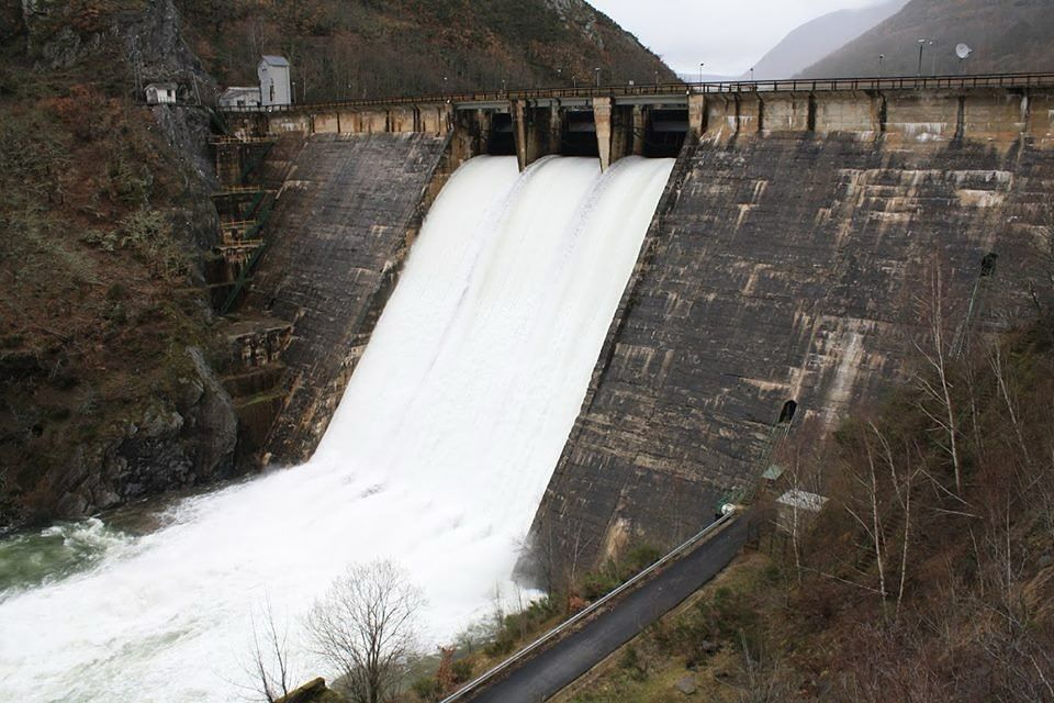Suelta de agua en el embalse de Las Rozas, río Sil en aumento