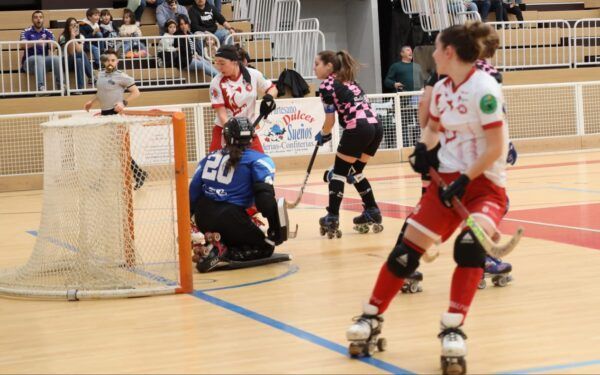 Jugadoras de hockey sobre patines en un partido en Bembibre