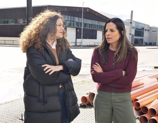Nuria Rubio y Silvia Cao discutiendo sobre el polígono industrial en Bembibre